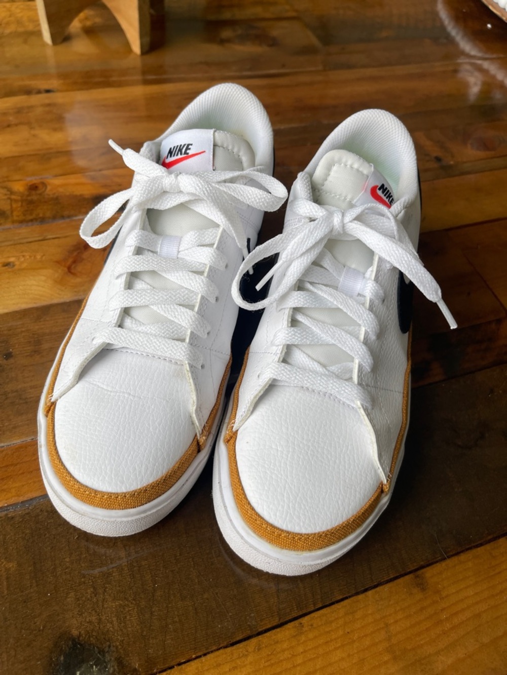Nike Women’s White Sneakers with Tan Trim and Black Swoosh Size 8.5